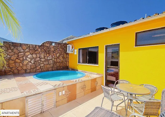 Amável cobertura duplex com piscina particular, a 2 minutos da praia de Copacabana!